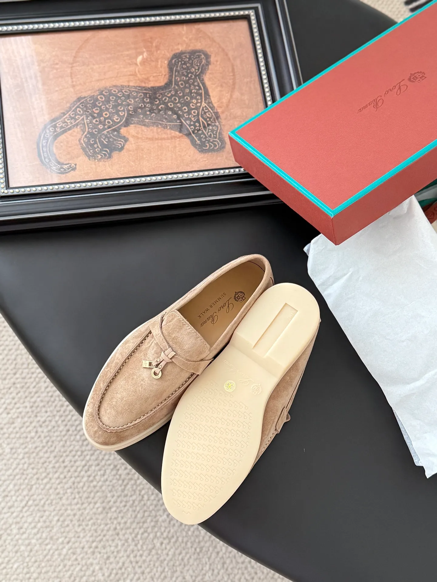 👟👟Ex-factory price 480👟👟 Top-quality double-layered genuine leather loafers. The quality is authentic. LP only sells high-end versions. Summer walk only has O pairs and countless pairs. The aesthetics and choice of shoes are also a kind of self-expression. Loro captures me with the comfort of walking on clouds. It adapts to the comfortable and relaxed state of wearing on weekdays, allowing i people to shuttle freely in relaxation and leisure. Double-layer leather on the upper, sheepskin lining Original outsole Size: 35-44